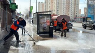 В Астане началась уборка улиц и мойка мостов