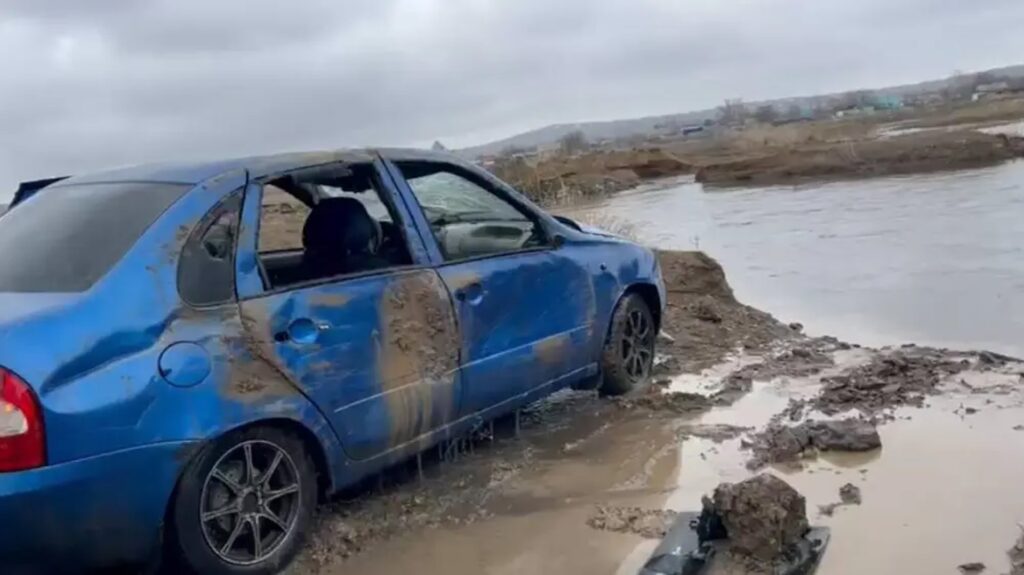 Искореженный автомобиль Lada Calina после падения с моста