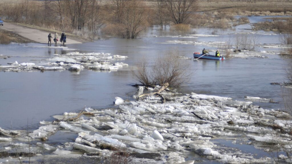 Вода со льдом затопила местность