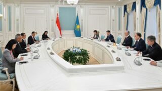 Глава государства встретился со спикером Парламента Сингапура Сеа Киань Пеном