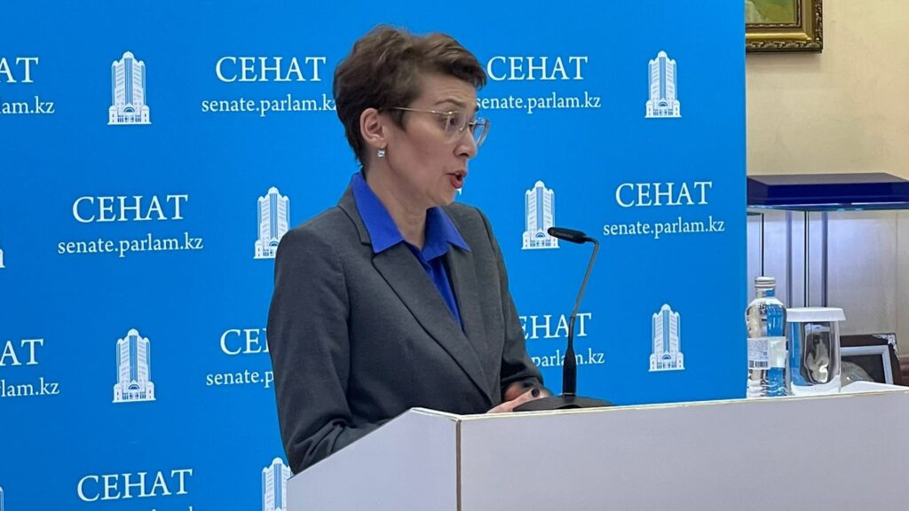 Вице-министр здравоохранения - Главный государственный санитарный врач РК Айжан Есмагамбетова в кулуарах сената делится ответами с журналистами