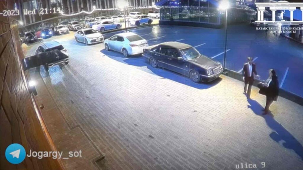 Кадр из прямой видеотрансляции. Куандык Бишимбаев и Салтанат Нукенова идут по улице в ночь убийства