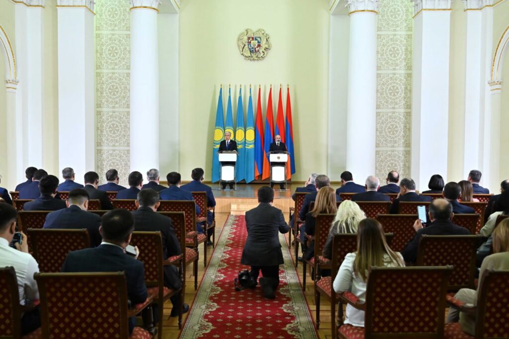 Токаев и Пашинян провели брифинг для СМИ