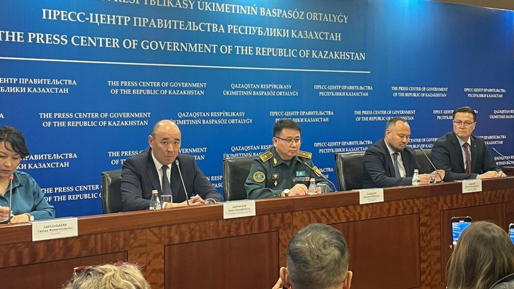 Фото: Bizmedia.kz. Министр строительства Канат Шарлапаев (второй слева) отвечает на вопросы журналистов после заседания кабинета министров