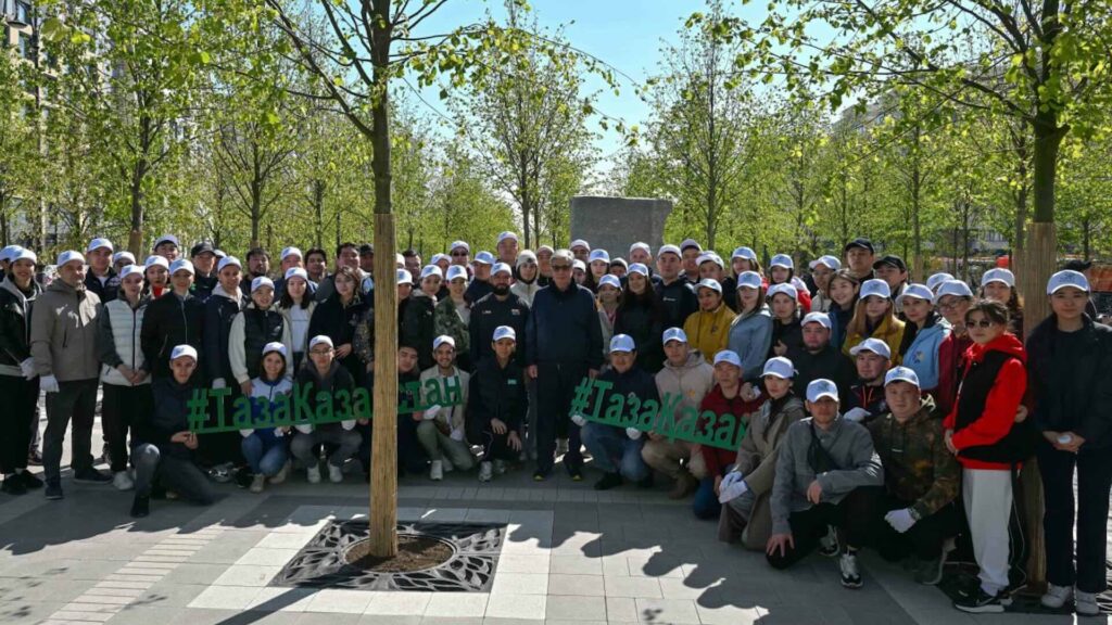Токаев на субботнике вместе с другими людьми
