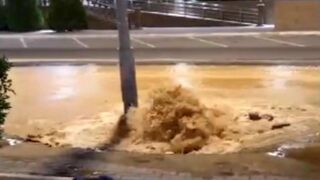 Улицы Актау затопило из-за прорыва трубопровода в двух местах