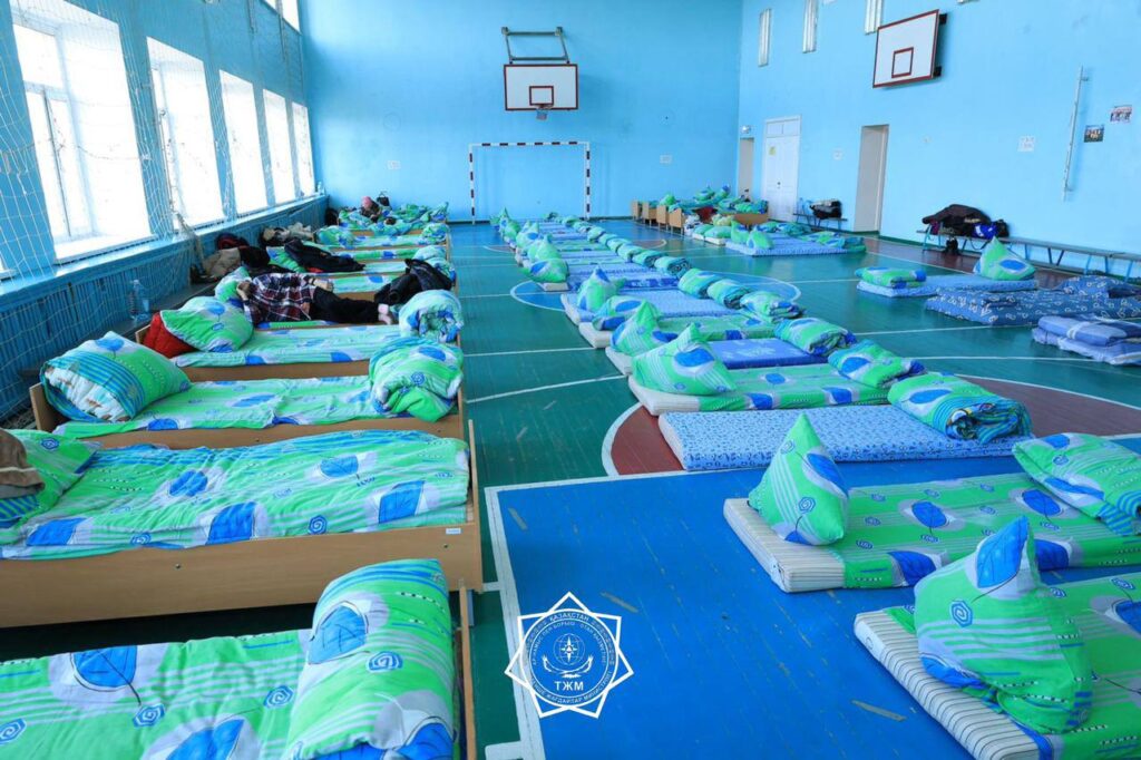 Фото: МЧС РК. Подготовленные койко-места в школьном спортзале в Костанайской области