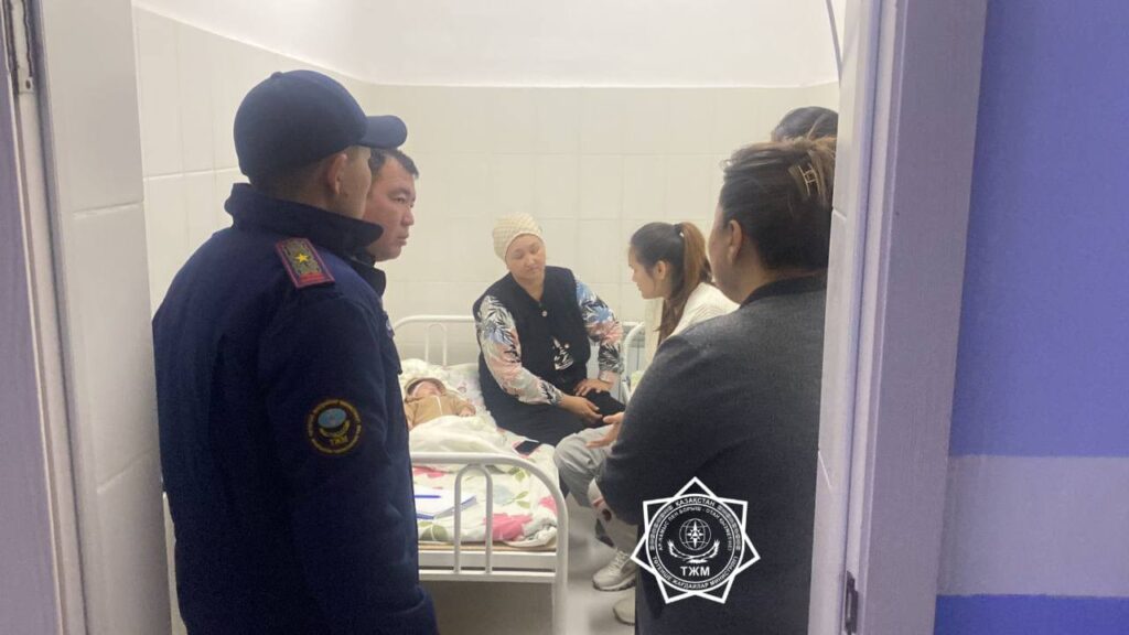 Фото: МЧС РК. Жители Кульсары получают медицинскую помощь