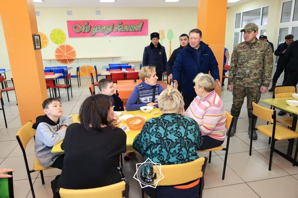 Фото: МЧС РК. Жители эвакуированного села в школьной столовой в Костанайской области