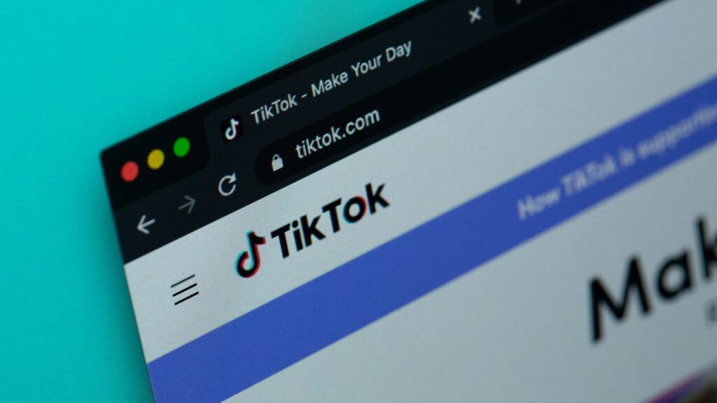 TikTok на экране компьютера