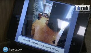 В суде показали VIP-кабинку Bau, место убийства Салтанат Нукеновой, следы крови, разбитую дверь и выдранные волосы