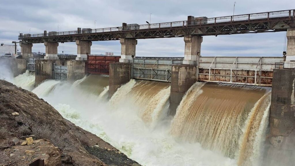 Вода спускается из дамбы в Казахстане