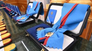 Глава государства наградил офицеров за вклад в мир и согласие в стране