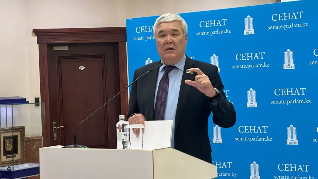 Сенатор Сагындык Лукпанов на парламентских слушаниях в палате отвечает на вопросы журналистов 24 мая 2024 года