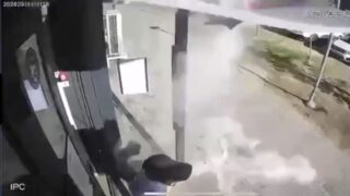 Козырек упал на ребенка в Астане