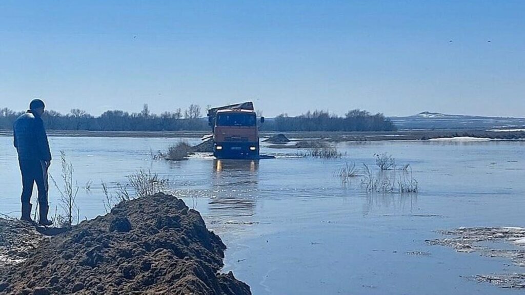 Затопленный водой участок