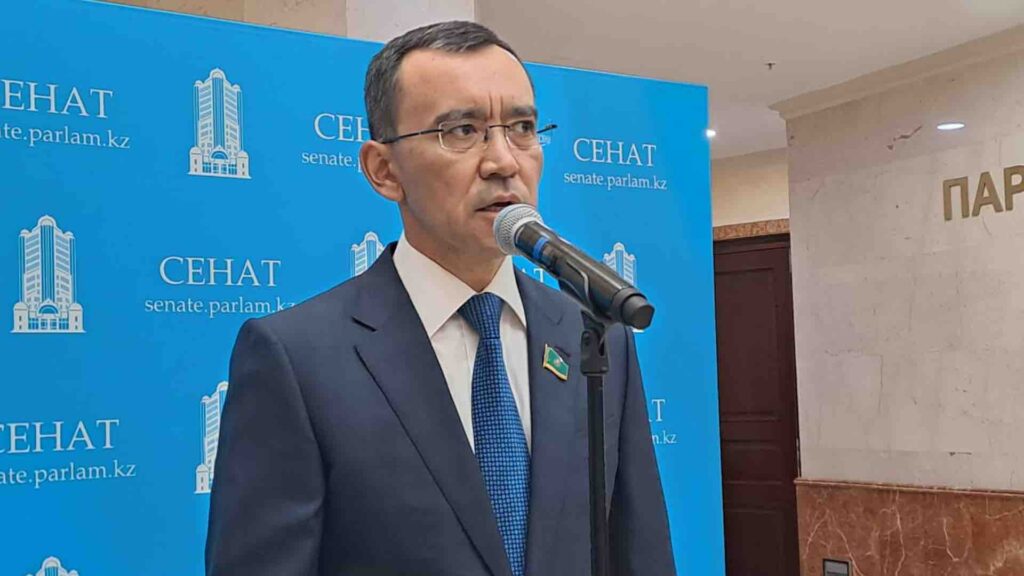 Маулен Ашимбаев говорит в микрофон о петиции по утильсбору