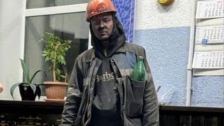 Токаев наградил электрослесаря Айбара Косанова шахты имени Костенко