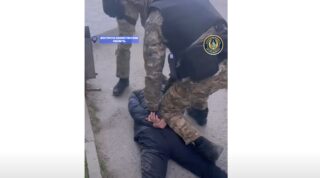 Угрожал семье: полиция показала на видео задержание вымогателя в ВКО