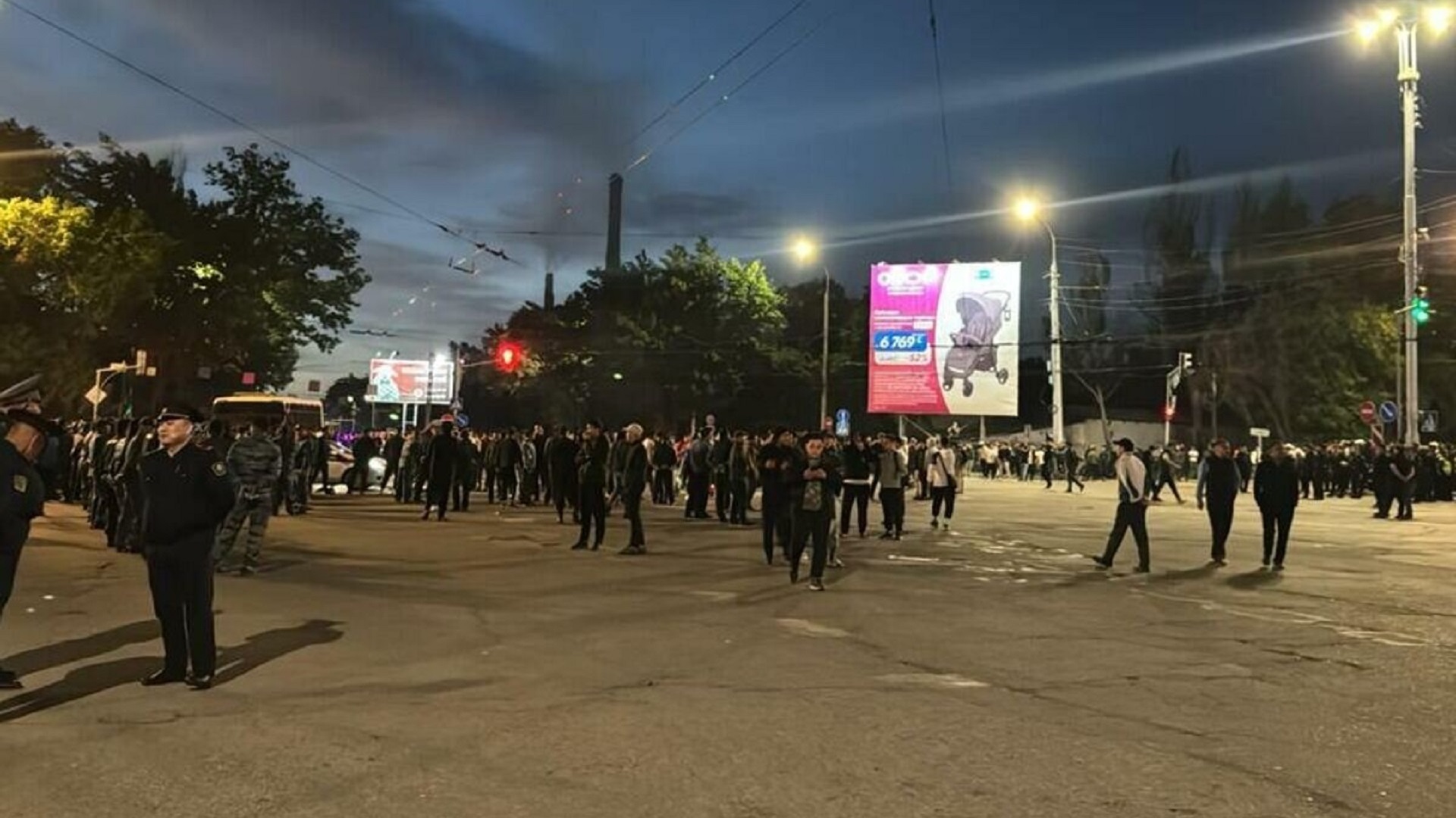 В Бишкеке прошел митинг после драки местных жителей и иностранцев.