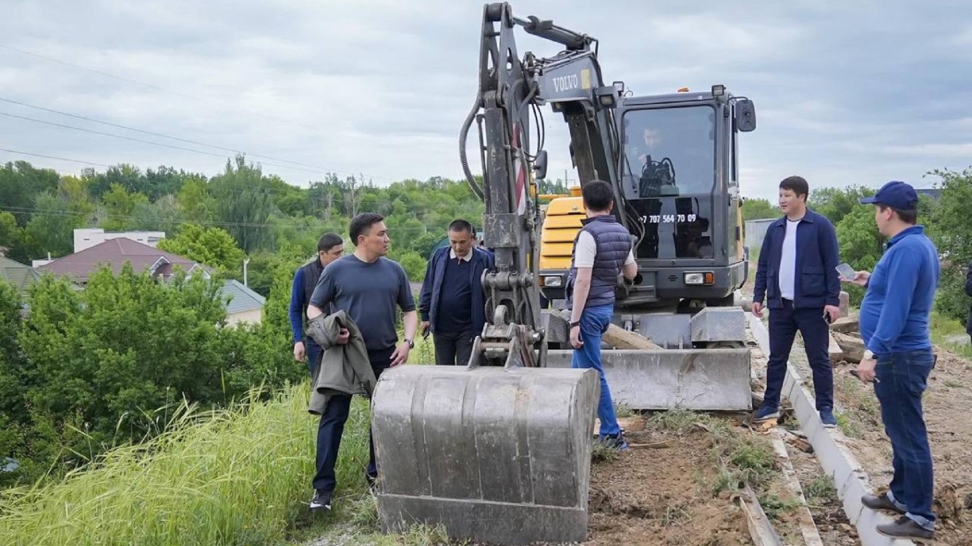 В Шымкенте аким проверил состояние детской железной дороги