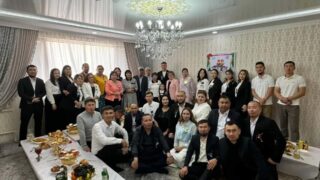 Выпускники Жанаозена подарили учителю квартиру к 20-летию окончания школы