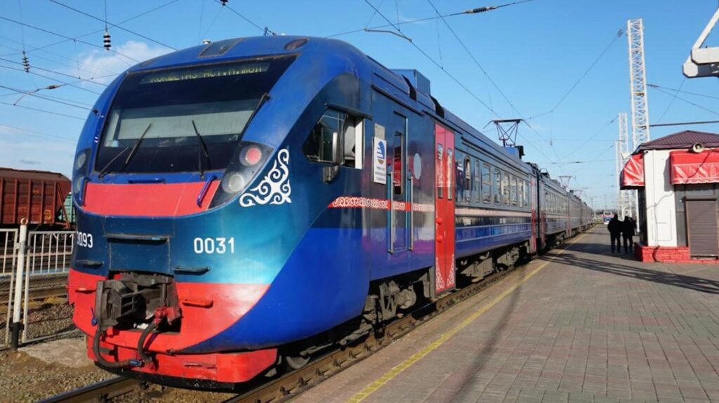 Электропоезд стоит на перроне для отправки