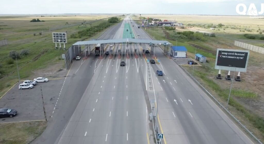 Вид на платную трассу в Казахстане