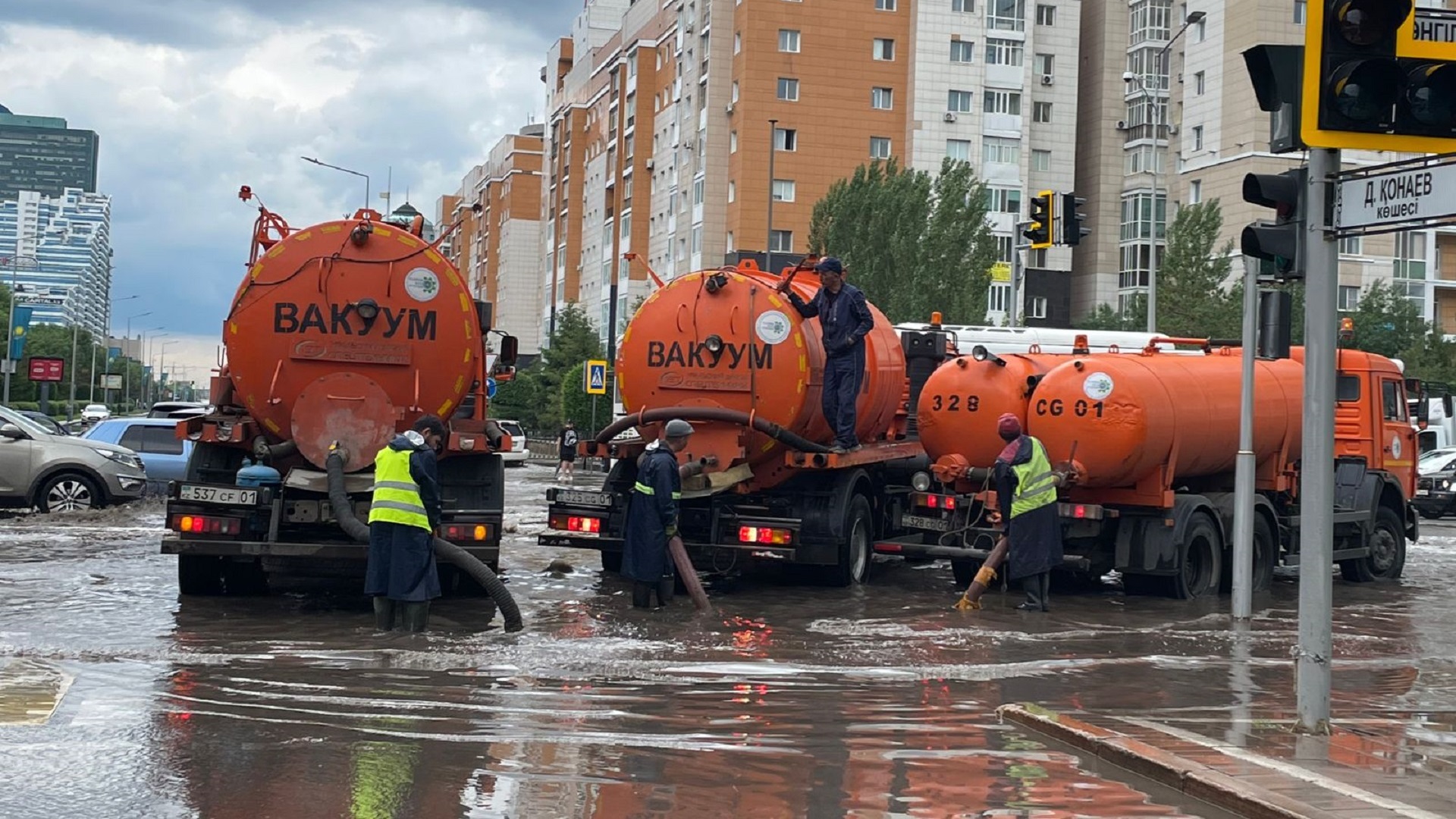 На Астану обрушились град и дождь