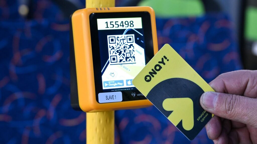 Карту Онай для оплаты общественного транспорта подносят к терминалу оплаты