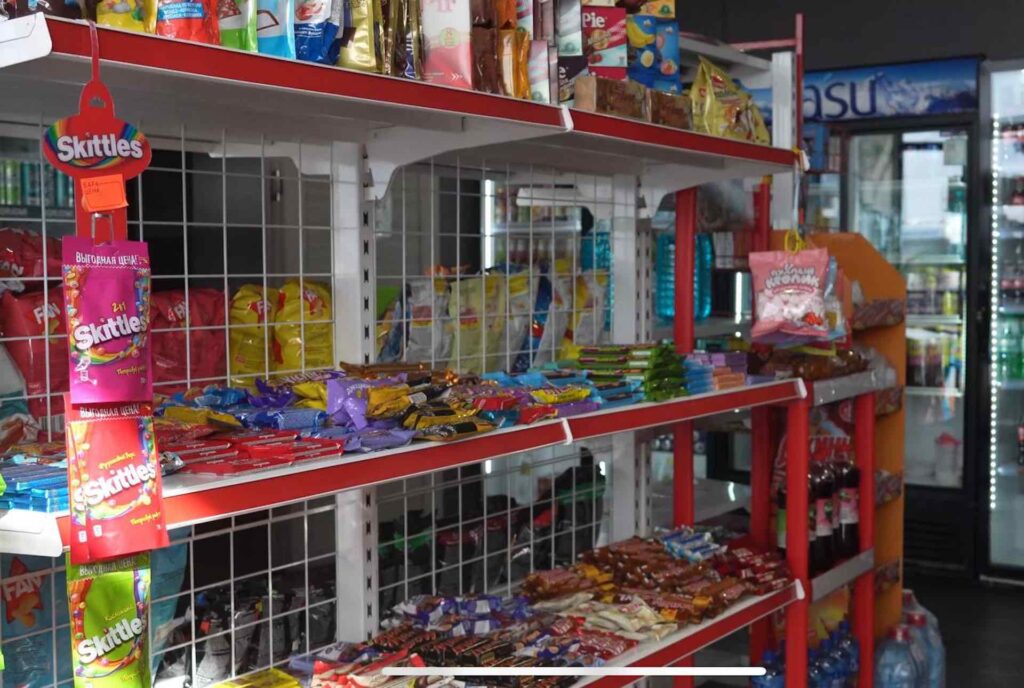 Товар на полках магазина