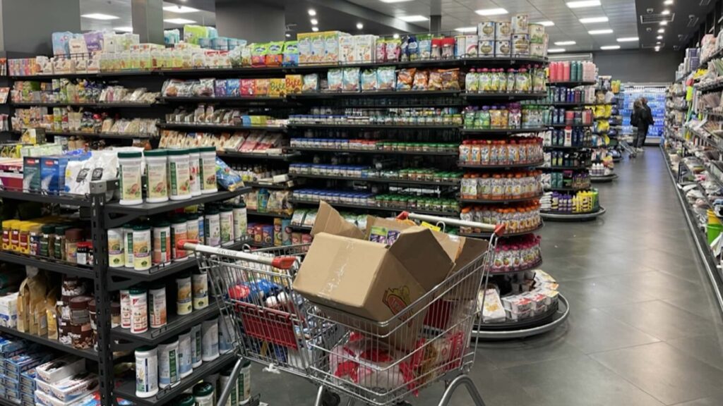 Продукты в магазине на полках