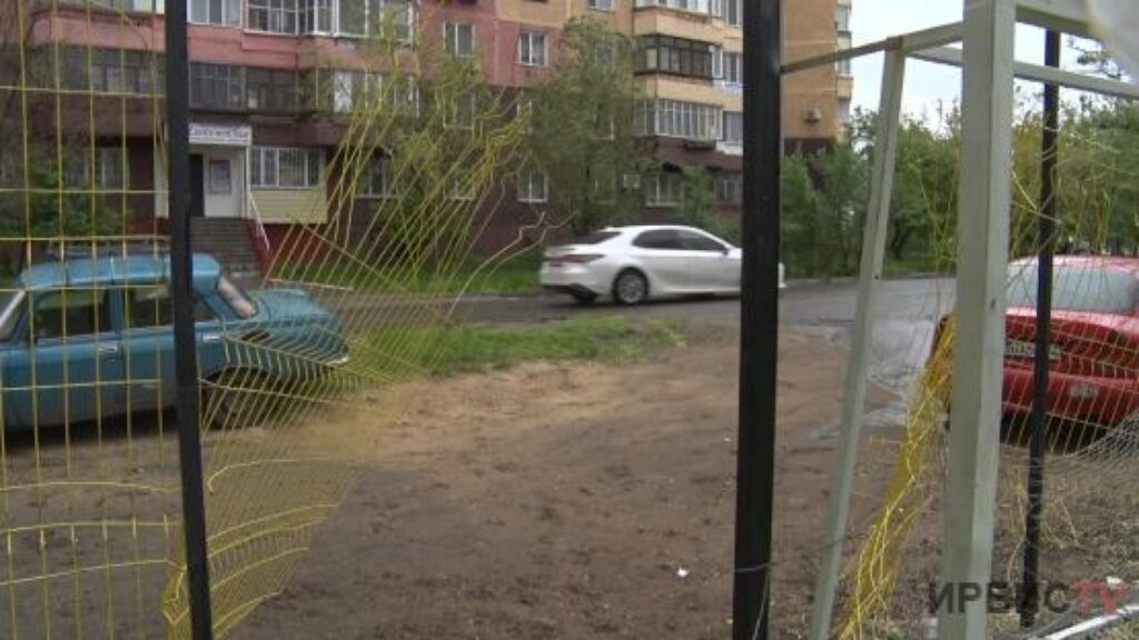 Ограждения у футбольного поля в Павлодаре, которое не выдерживает ударов футбольного мяча