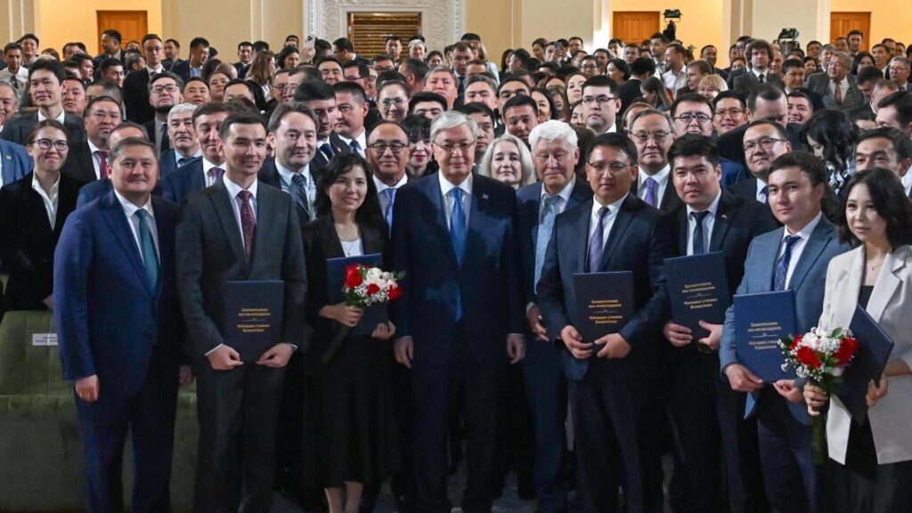 Люди, получившие квартиры, окружили президента