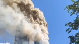 В Астане горит ЖК рядом с «Хан шатыром»