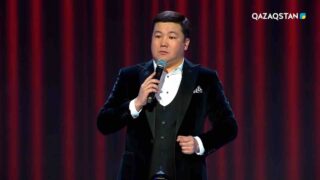 Юмористу Турсынбеку Кабатову дали 5 суток за маты в самолете