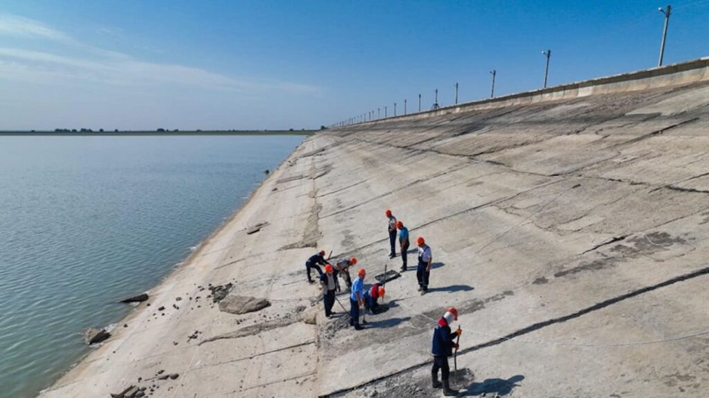 Вид на водохранилище "Боген", где работники чинят сооружение