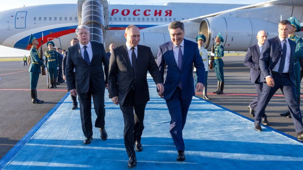 Владимир Путин спустился с самолета и идет с премьером РК Бектеновым