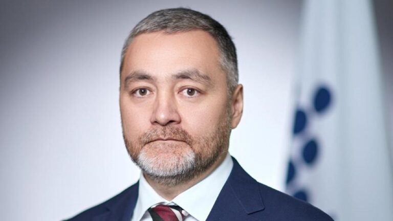 Желіде мастурбация жасап жатқан әйел тәтті жылайды