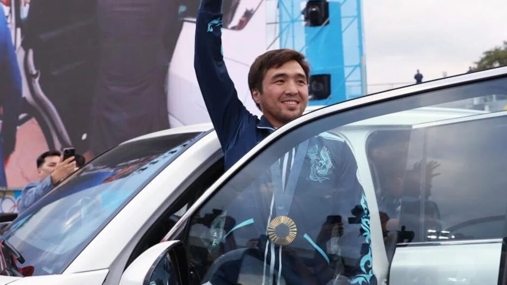 Елдос Сметов садится в подаренный автомобиль на сцене