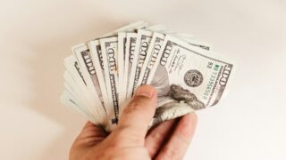 Сколько стоят доллар, евро и рубль в обменниках 22 января