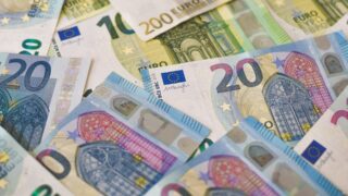 Сколько стоят доллар, евро и рубль в обменниках 6 августа 2025 года
