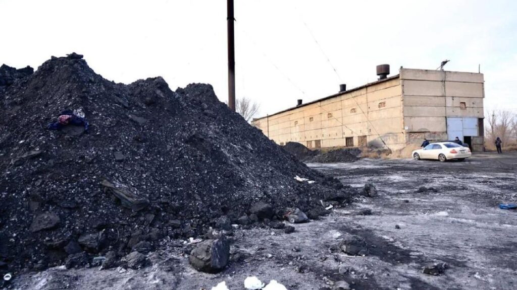 Уголь во дворе котельной