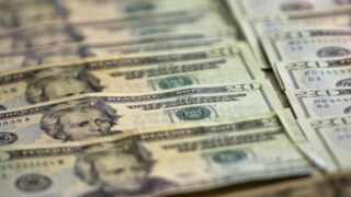Сколько стоят доллар, евро и рубль в обменниках 29 января