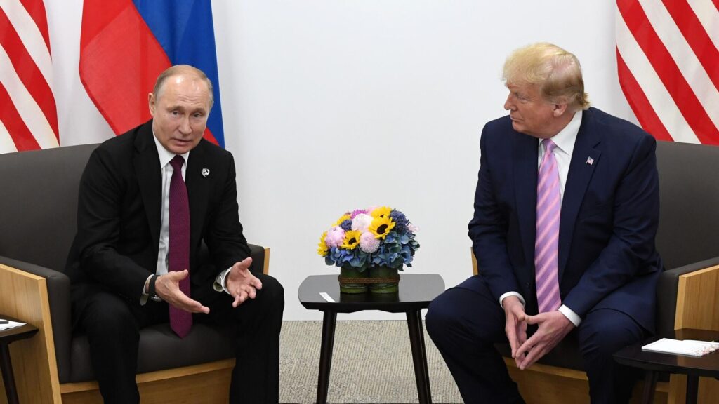 Владимир Путин и Дональд Трамп во время встречи. Архивное фото / РИА Новости / Илья Питалев