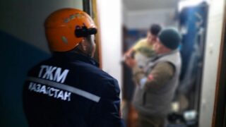 Спасатели пришли на помощь запертым в квартире детям в Косшы