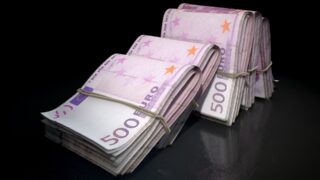 Сколько стоят доллар, евро и рубль в обменниках 26 марта