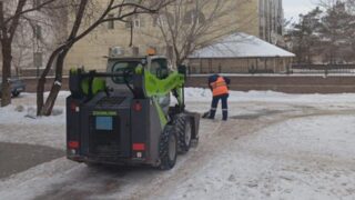 В Астане тысячи работников и единиц техники ведут уборку снега