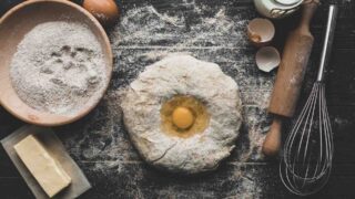 Не пирог, а вкусное чудо: рецепт заливной выпечки с консервами, которую готовят на сковороде