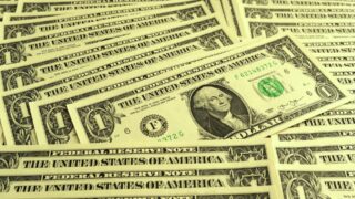 Доллар на бирже вырос до 516 тенге — но в обменниках дороже